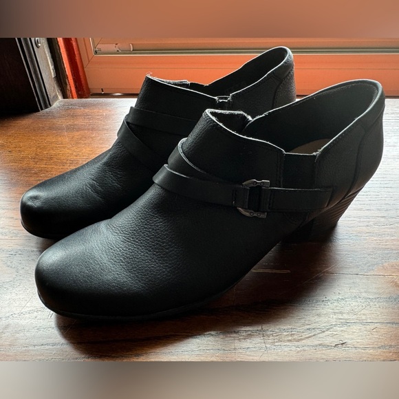 CLARKS Women’s Low Ankle Leather Heel Boots - Black - Size 41 EU / 9.5 US - Picture 9 of 16